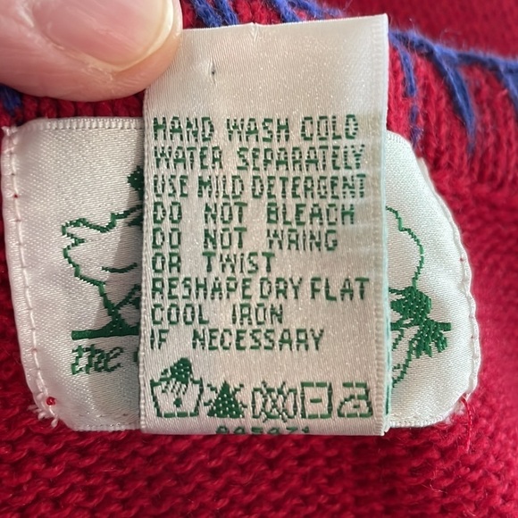 The Quacker Factory Embroidered Red/Green/Blue Short Sleeve Christmas Sweater M - Picture 4 of 4